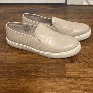 Time and Tru Women Sneakers Taupe Gray Memory Foam Comfort Slip On Shoe